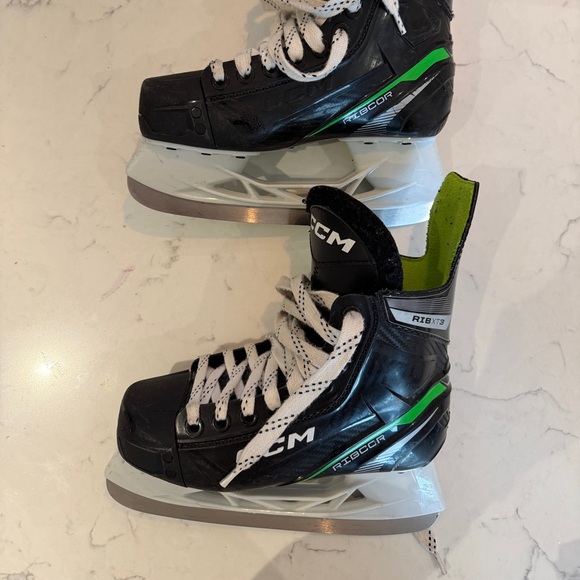 CCM Ribcor Skates Big Kid - Picture 2 of 8
